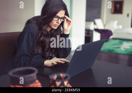 Junge beschäftigt kaukasischen intelligente Frau arbeitet im Home Office Stockfoto