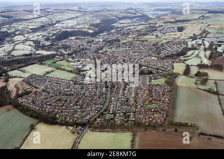 Luftaufnahme von Richmond, North Yorkshire an einem frostigen Tag im Januar 2021 (Blick von Osten auf die A6108 Darlington Road zum Stadtzentrum) Stockfoto