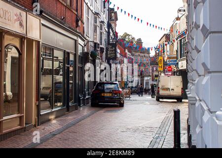 Blick auf das historische Sadler Gate im Herzen des Stadtzentrums von Derby. Diese Straße stammt aus mehreren Jahrhunderten und verfügt über eine Reihe von Coaching Inns Stockfoto