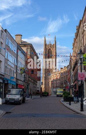 Derby UK, 4. Oktober 2020: Derby Cathedral angesehen Looking up Irongate. Stockfoto