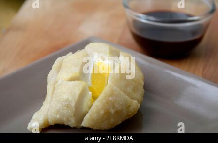 Pempek, mpek-mpek oder empek-empek ist eine schmackhafte indonesische Fischkuchen-Delikatesse, hergestellt aus Fisch und Tapioka, aus Palembang, Süd-Sumatera, Indonesien. Stockfoto