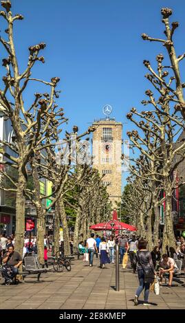 Der Turm des Stuttgarter Hauptbahnhofs mit dem drehbaren Mercedes-Benz Logo in Stuttgart. Das Gebäude ist eines der Wahrzeichen Stuttgarts. Stockfoto