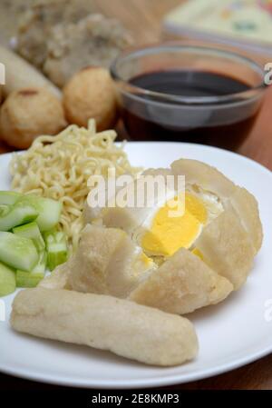 Pempek, mpek-mpek oder empek-empek ist eine schmackhafte indonesische Fischkuchen-Delikatesse, hergestellt aus Fisch und Tapioka, aus Palembang, Süd-Sumatera, Indonesien. Stockfoto