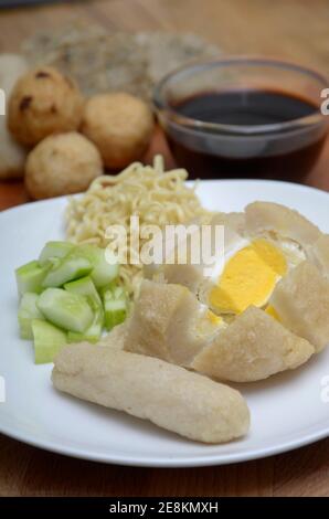 Pempek, mpek-mpek oder empek-empek ist eine schmackhafte indonesische Fischkuchen-Delikatesse, hergestellt aus Fisch und Tapioka, aus Palembang, Süd-Sumatera, Indonesien. Stockfoto