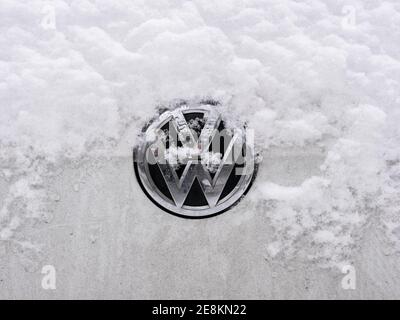 BERLIN, DEUTSCHLAND - 30. JANUAR 2021: Nahaufnahme EINES schneebedeckten VW-Logos auf EINEM Auto in Berlin Stockfoto