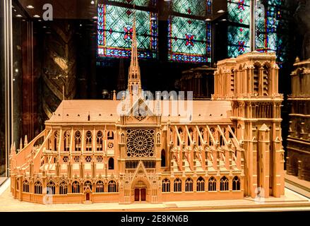 Ein hölzernes Architekturmodell von Notre Dame de Paris, das Befindet sich in der Kathedrale Notre Dame in Paris, Frankreich Stockfoto