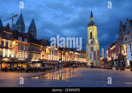 Tournai, Belgien. 11. August 2019: Blick auf den Grand Place und den Belfried am Abend. Schöne Reflexion im Wasser. Stockfoto