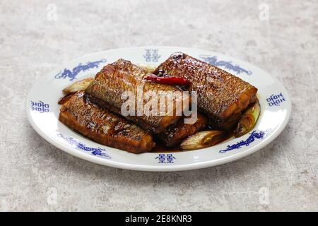 Geschmorter Hairtail-Fisch in Sojasauce, chinesische Küche Stockfoto