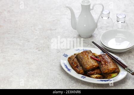 Geschmorter Hairtail-Fisch in Sojasauce, chinesische Küche Stockfoto