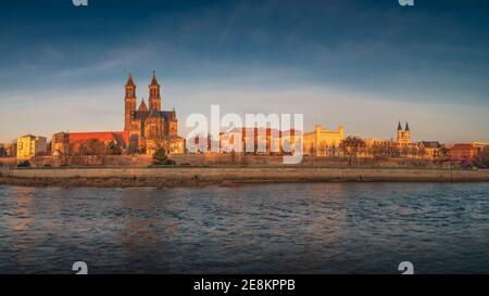 Panoramablick über die Innenstadt von Magdeburg, Altstadt, Elbe und prächtigen Dom im Frühherbst und warmen Sonnenuntergang, Magdeburg, Deutschland Stockfoto