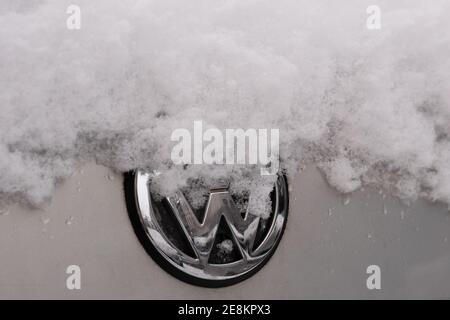 BERLIN, DEUTSCHLAND - 30. JANUAR 2021: Nahaufnahme EINES schneebedeckten VW-Logos auf EINEM Auto in Berlin Stockfoto