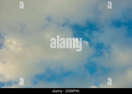 Natürlicher Hintergrund blauer Himmel mit weißen Wolken. Stockfoto