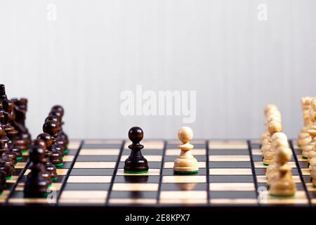 Zwei Schachfiguren nebeneinander stehend, der erste Schritt des Spiels, die Entscheidung treffen und eine Strategie treffen, Sieg in einem Schachspiel, Hobby das Stockfoto