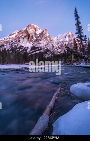 Vertikale Ansicht Mount Kidd Sunrise-Kananaskis River, Kananaskis, Alberta, Kanada. Stockfoto