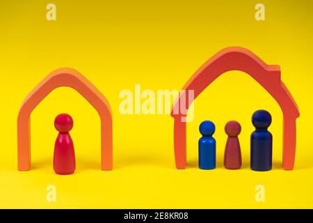 Holzfiguren, Miniatur-Familie auf gelbem Hintergrund. Scheidung, Konflikt zwischen Eltern, Kinder Sorgerecht nach Scheidung Stockfoto