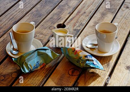 Pushkinskie Gory, Russland, 2. September: Kaffee und Eis auf einem Holztisch in einem Café auf dem Anwesen Mikhailovskoje in den Puschkin-Hügeln im Herbst, S Stockfoto