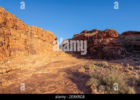 Kings Canyon ist Teil des Watarrka National Park, in der südwestlichen Ecke des Northern Territory. Der Park ist 450 Kilometer (280 Meilen) von Ali entfernt Stockfoto