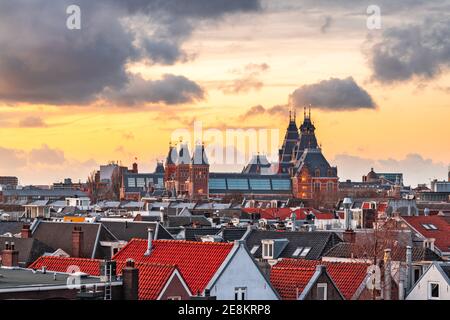 Amsterdam; Niederlande Blick auf das Stadtbild von de Pijp in der Abenddämmerung. Stockfoto