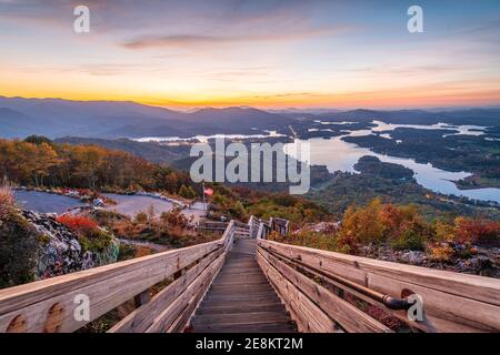 Hiawassee, Georgia, USA Landschaft mit Chatuge Lake im Frühherbst bei Dämmerung. Stockfoto