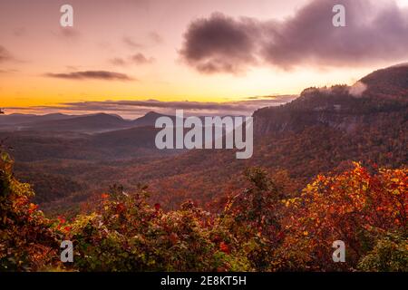 Whiteside Mountain im Herbst bei Sonnenaufgang in North Carolina, USA. Stockfoto