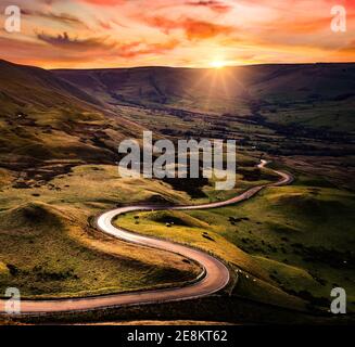 Die Straße aus Edale, schlängelt sich bis zum Mam Nic, im Derbyshire Peak District, Großbritannien. Stockfoto
