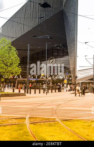 ROTTERDAM, NIEDERLANDE - 9. Mai 19: Rotterdam Centraal, der Hauptbahnhof der Stadt, wurde 2014 eröffnet. Stockfoto