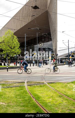 ROTTERDAM, NIEDERLANDE - 9. Mai 19: Rotterdam Centraal, der Hauptbahnhof der Stadt, wurde 2014 eröffnet. Stockfoto