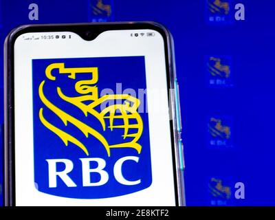 In dieser Abbildung zeigt ein Logo der Royal Bank of Canada, das auf einem Smartphone angezeigt wird. Stockfoto