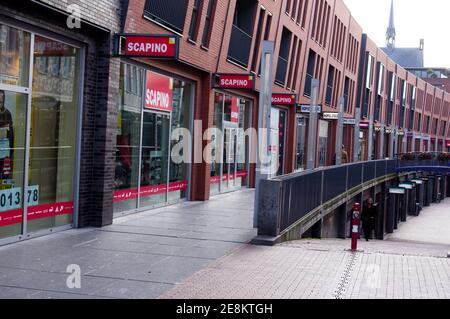 Nijmegen, Niederlande - 14. Januar 2021: Leere Einkaufsstraße während einer Sperre in der Corona-Pandemie Stockfoto