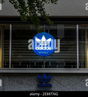 ROTTERDAM, NIEDERLANDE : Beschilderung auf der Vorderseite eines Adidas-Stores in Stockfoto