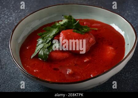 Heiße rote Rüben-Kubbeh-Suppe, ein berühmtes Suppengericht aus dem Nahen Osten, serviert in einer Schüssel. Eine jüdisch-irakische traditionelle Matfuniya Wintersuppe. Levantine d Stockfoto