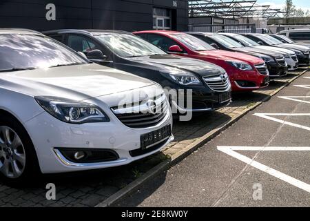 Nürnberg, Deutschland - OPEL Autos vor Autohändler geparkt. Blick auf geparkte Luxus-Autos in Reihe. Stockfoto