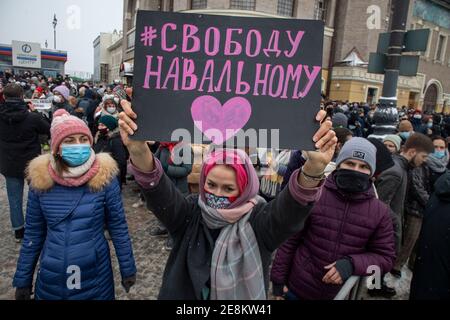 Moskau, Russland. 31. Januar 2021 EIN Protestler hält ein Schild mit der Aufschrift "Freiheit für Nawalny" während einer Kundgebung zur Unterstützung des inhaftierten Oppositionsführers Alexej Nawalny auf dem Komsomolskaja-Platz in Moskau, Russland Stockfoto