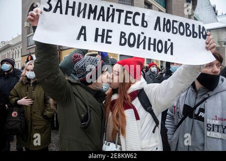 Moskau, Russland. 31. Januar 2021 EIN Paar hält ein Banner mit der Aufschrift "Make love, not war" während einer Kundgebung zur Unterstützung des inhaftierten Oppositionsführers Alexej Nawalny auf dem Komsomolskaja-Platz in Moskau, Russland Stockfoto