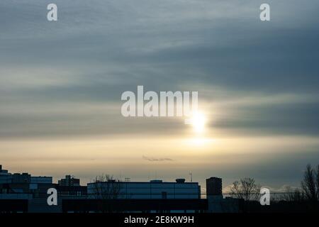 Altostratus Wolken: Die Sonne scheint wie durch Milchglas. Typischer wolkiger Himmel, in der Meteorologie als Altostratus bekannt, eine Voranzeige des Regens. Stockfoto