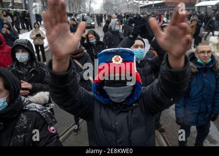 Moskau, Russland. 31. Januar 2021 EIN Protestant trägt einen Hut mit den nationalen Farben während eines unerlaubten Protestes zur Unterstützung des inhaftierten Oppositionellen Alexej Nawalny in der Nähe der Untersuchungshaftanstalt Matrosskaja Tishina, in der Nawalny festgehalten wird. Navalny, der 2014 im Fall Yves Rocher zu einer Bewährungsstrafe verurteilt worden war, wurde am 17. Januar 2021 auf dem Flughafen Scheremetjewo bei Moskau festgenommen Stockfoto