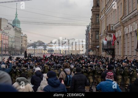 Sankt Petersburg, Russland - 31. Januar 2021: Protest in Russland für die Freiheit von Navalny, Menschen protestieren gegen Putin, illustrative Editorial Stockfoto