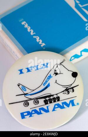 Vintage Pan American World Airways Werbenadel und Box mit Souvenir-Spielkarten, USA Stockfoto