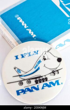 Vintage Pan American World Airways Werbenadel und Box mit Souvenir-Spielkarten, USA Stockfoto
