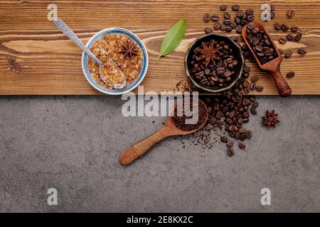 Geröstete Kaffeebohnen mit Kaffeepulver auf dunklem Steinhintergrund. Stockfoto