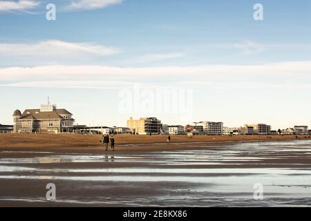 Hampton Beach State Park - Hampton, New Hampshire - BLICK auf die Promenade und Hotels vom Strand aus, wenn die Sonne an einem Winterabend untergeht. Stockfoto