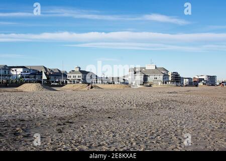 Hampton Beach State Park - Hampton, New Hampshire - BLICK auf die Promenade und Restaurants vom Strand aus, wenn die Sonne an einem Winterabend untergeht. Stockfoto