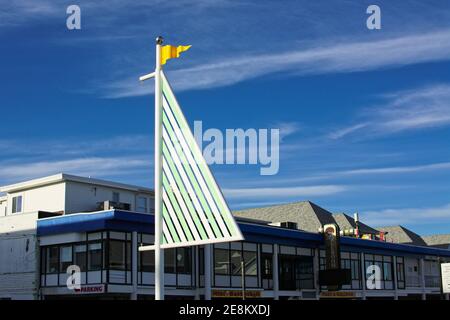 Hampton Beach State Park - Hampton, New Hampshire - EIN Blick auf den Hampton Beach Ballroom vom Strand aus an einem hellen Wintertag, wenn die Sonne beginnt zu scheinen Stockfoto