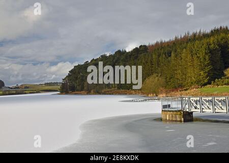 Winterlandschaft des gefrorenen Sees in Fife, Schottland Stockfoto