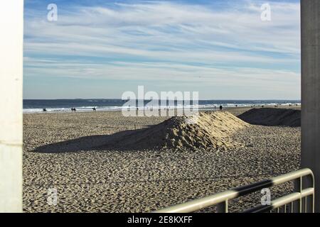 Hampton Beach State Park - Hampton, New Hampshire - BLICK auf die Sanddünen am Strand von der Promenade am Winternachmittag. Stockfoto