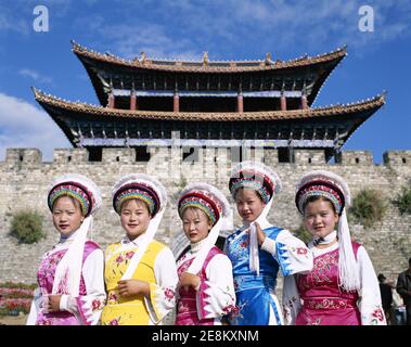 Asien, China, Yunnan, Dali City, Portrait einer lächelnden Gruppe von Mädchen in traditionellen bunten Bai ethnischen Minderheit Tracht gekleidet Stockfoto