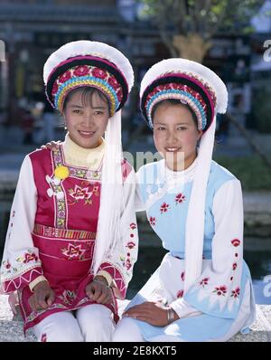 Asien, China, Yunnan, Dali City, Porträt von lächelnden Mädchen in traditionellen bunten Bai ethnischen Minderheit Tracht gekleidet Stockfoto