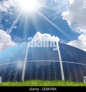Gruppe von Sonnenkollektoren am blauen Himmel mit Wolken und Sonnenstrahlen, Vorderansicht. Solarenergiekonzept. Stockfoto