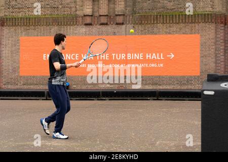 Tennisspieler vor der Wand im Tate Modern Stockfoto
