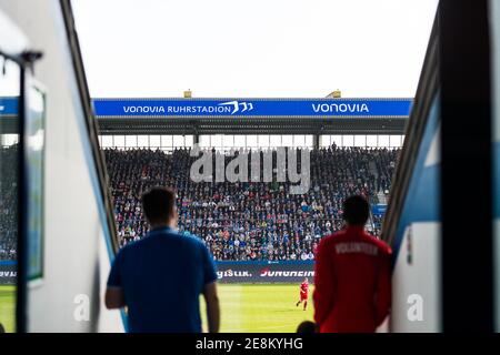 Ein Fußballspiel des VfL Bochum im Vonovia Ruhrstadion. Innenansichten des Stadions mit Fans. Stockfoto